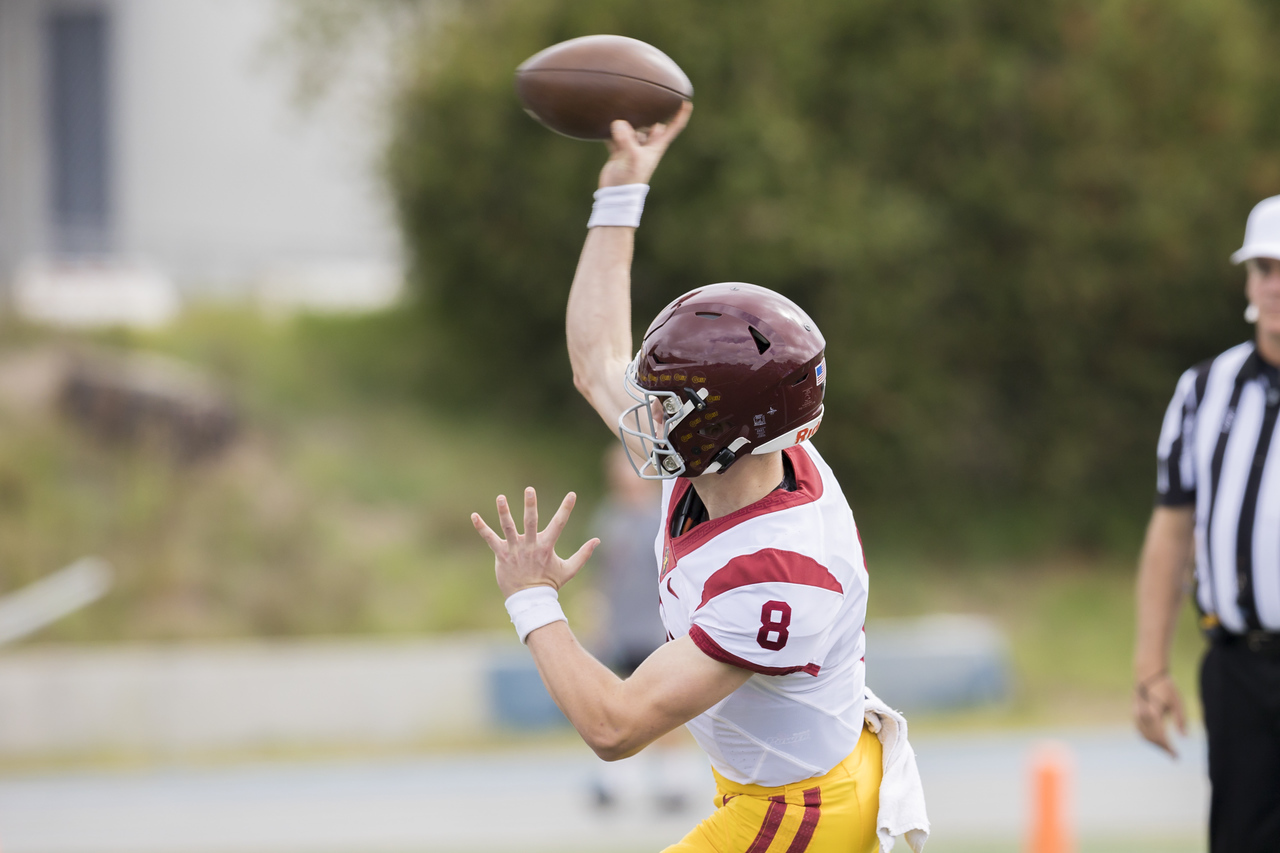 GCC Football wins fourth straight game, 31-18 at l.A. Valley College Oct. 21; Now 5-2 overall and 2-0 in league