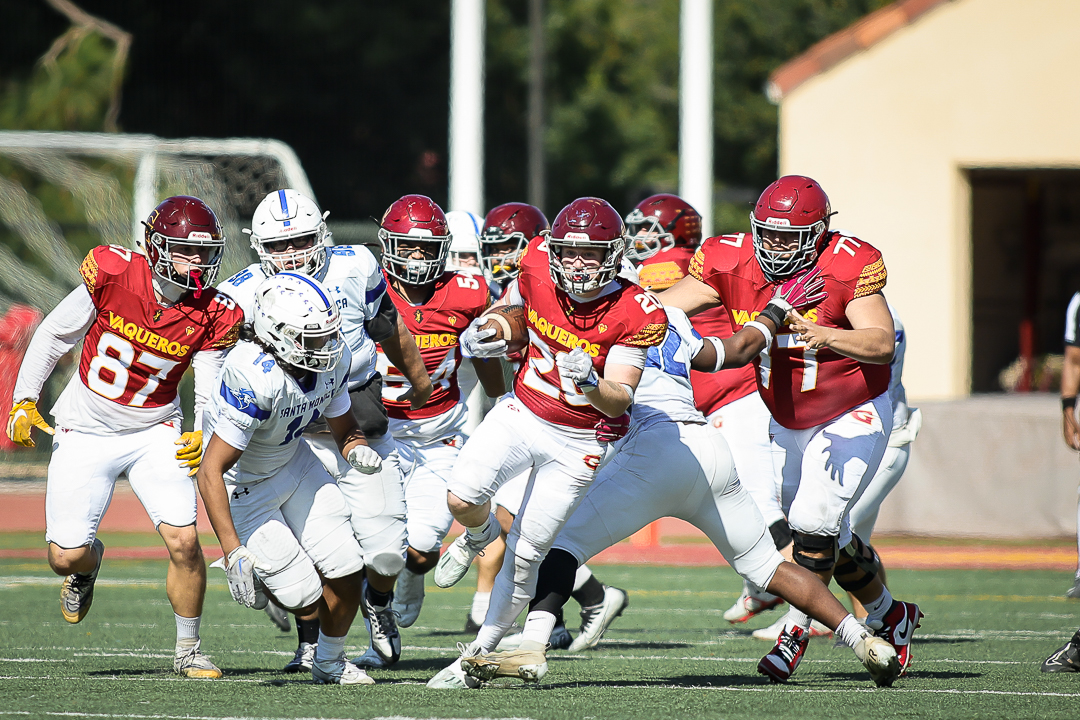 Giorgio Spiropoulos rushes for 185 yards in 40-21 win for GCC Football vs Santa Monica Oct. 28