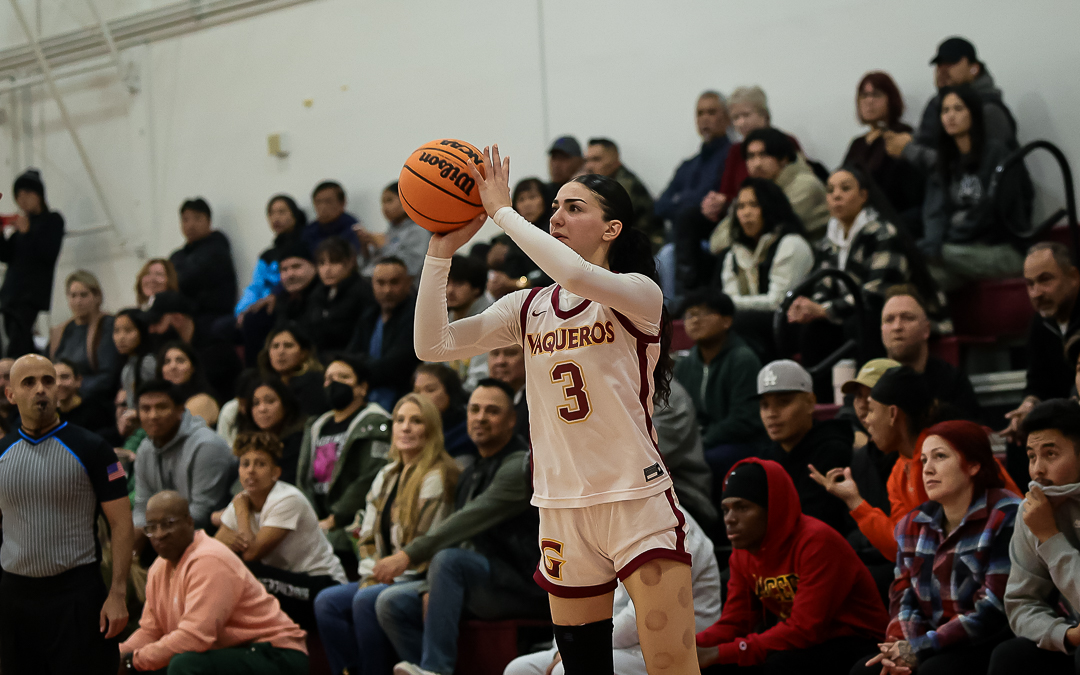 Last second basket from Patil Yaacoubian helps send GCC WBB into third round of So, Cal Regiuonal Playoffs with 54-51 win over Pasadena City College March 2